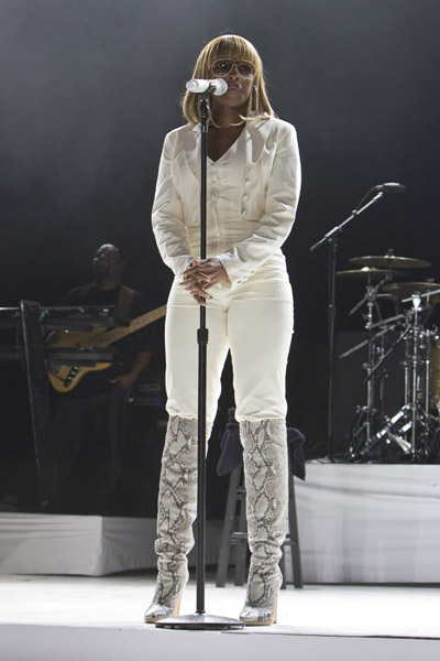 mary j blige dresses. Mary J. Blige#39;s Hairstyle