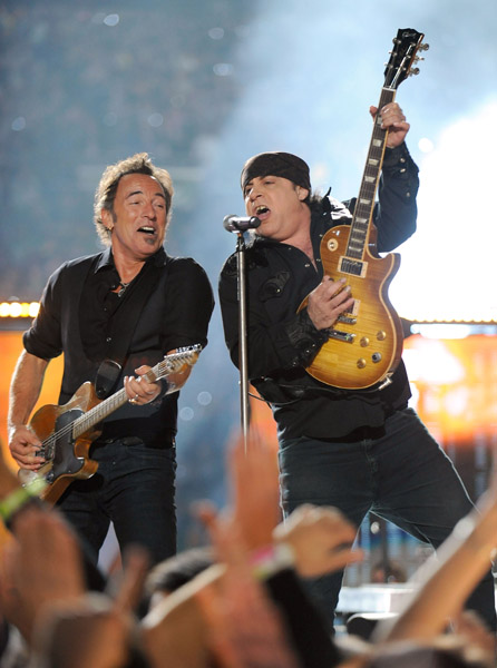 bruce-springsteen-and-the-e-street-band-perform-at-the-bridgestone-halftime-show-during-super-bowl-xliii-10