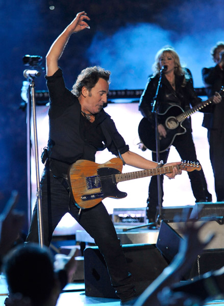 bruce-springsteen-and-the-e-street-band-perform-at-the-bridgestone-halftime-show-during-super-bowl-xliii-11