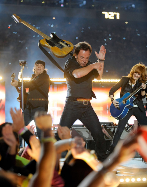 bruce-springsteen-and-the-e-street-band-perform-at-the-bridgestone-halftime-show-during-super-bowl-xliii-2