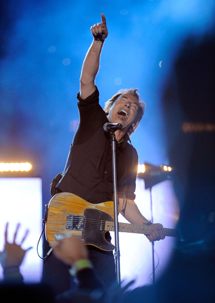 bruce-springsteen-and-the-e-street-band-perform-at-the-bridgestone-halftime-show-during-super-bowl-xliii-8