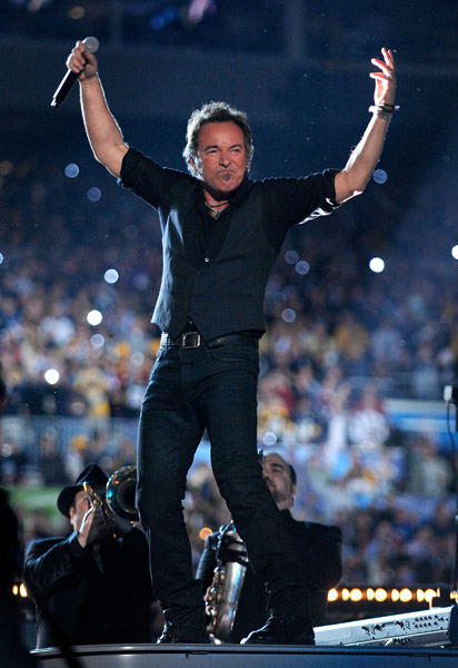 bruce-springsteen-and-the-e-street-band-perform-at-the-bridgestone-halftime-show-during-super-bowl-xliii