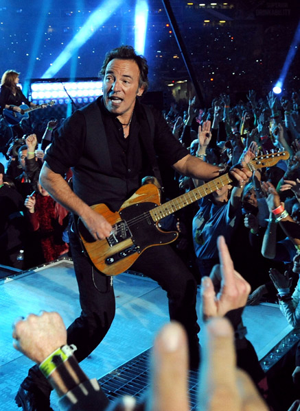 bruce-springsteen-and-the-e-street-band-perform-at-the-bridgestone-halftime-show-during-super-bowl-xliii4