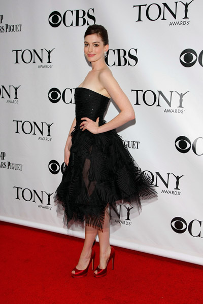 anne hathaway red carpet dresses. Anne Hathaway#39;s red carpet