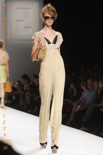 Fashion Forecasting 2009 on Summer 2010 Collection   Milan Fashion Week   First Class Fashionista