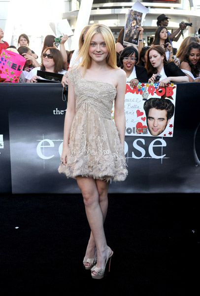 http://www.firstclassfashionista.com/wp-content/uploads/2010/06/Dakota-Fanning-Eclipse-Premiere-Dress-and-Shoes.jpg