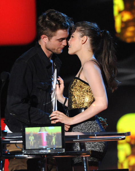 kristen stewart and robert pattinson kissing in real life. Robert Pattinson and Kristen