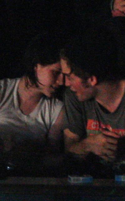 robert pattinson and kristen stewart kissing new moon. caught kissingnov , some