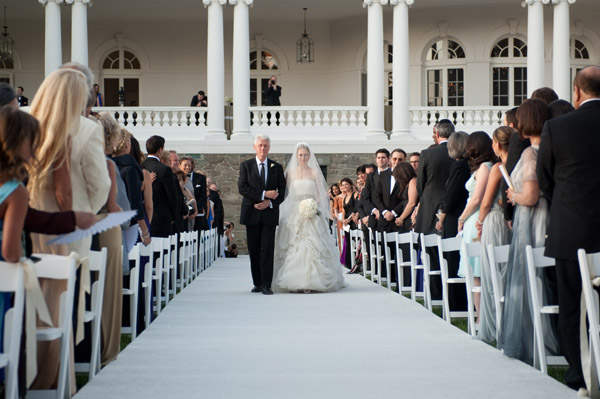 vera wang chelsea clinton wedding dress. Chelsea Clinton is wearing a