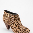 NYC Trend Report: Ankle Boots New Boots For The New Year Having lived in New York City now for 6 months, I’ve noticed a shift in my vision when roaming through the streets. When I...